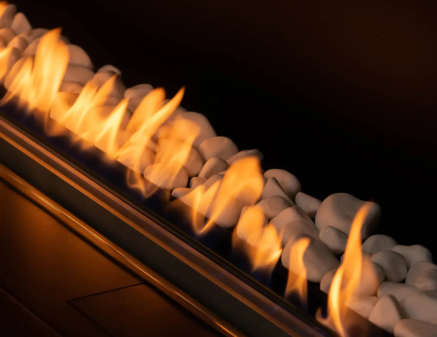 Piedras cerámicas decorativas colocadas en una chimenea de bioetanol