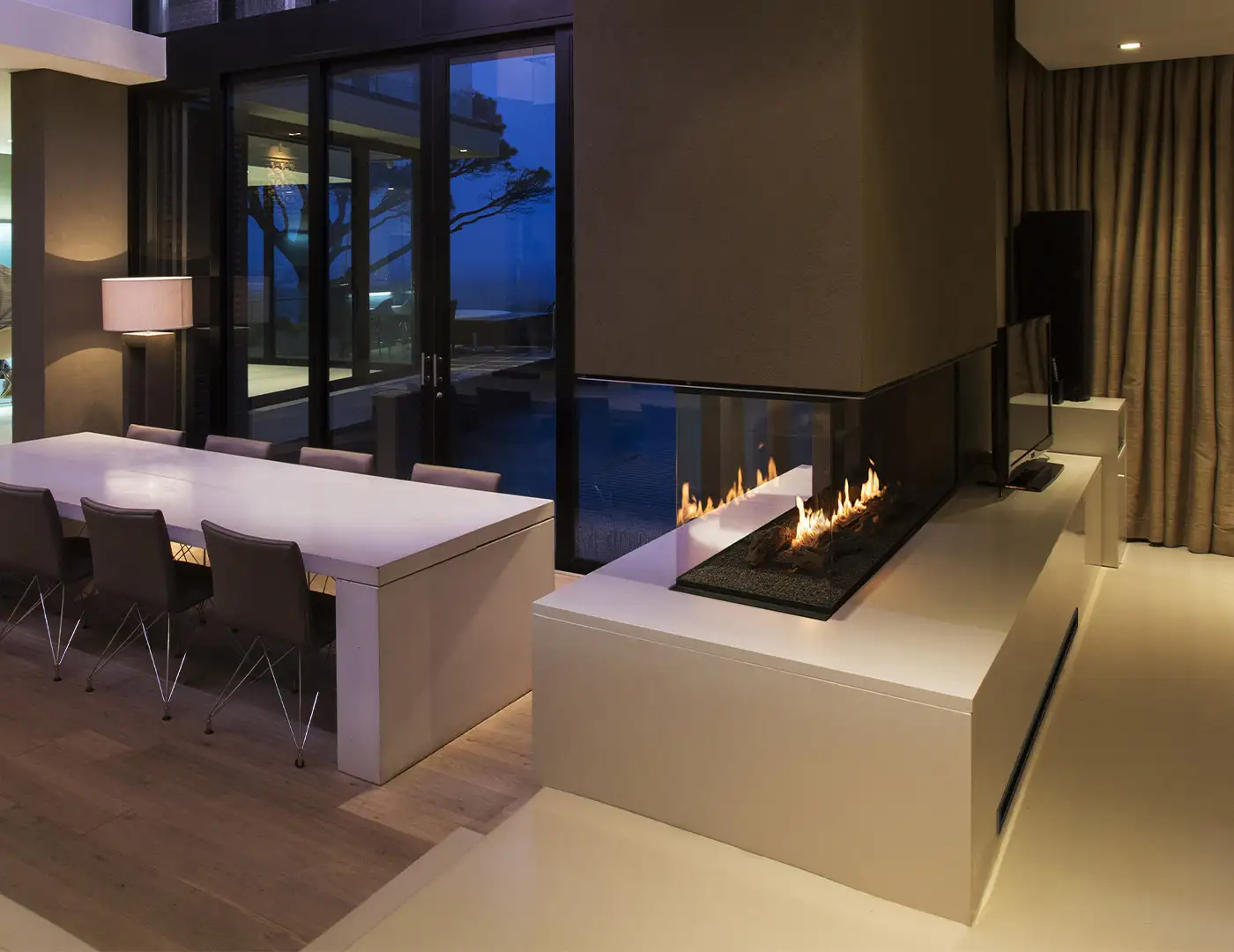 Chimenea de bioetanol acristalada instalada en una pared moderna
