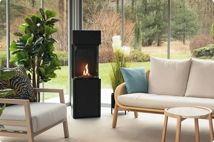 Chimenea de bioetanol automática portátil en salón moderno