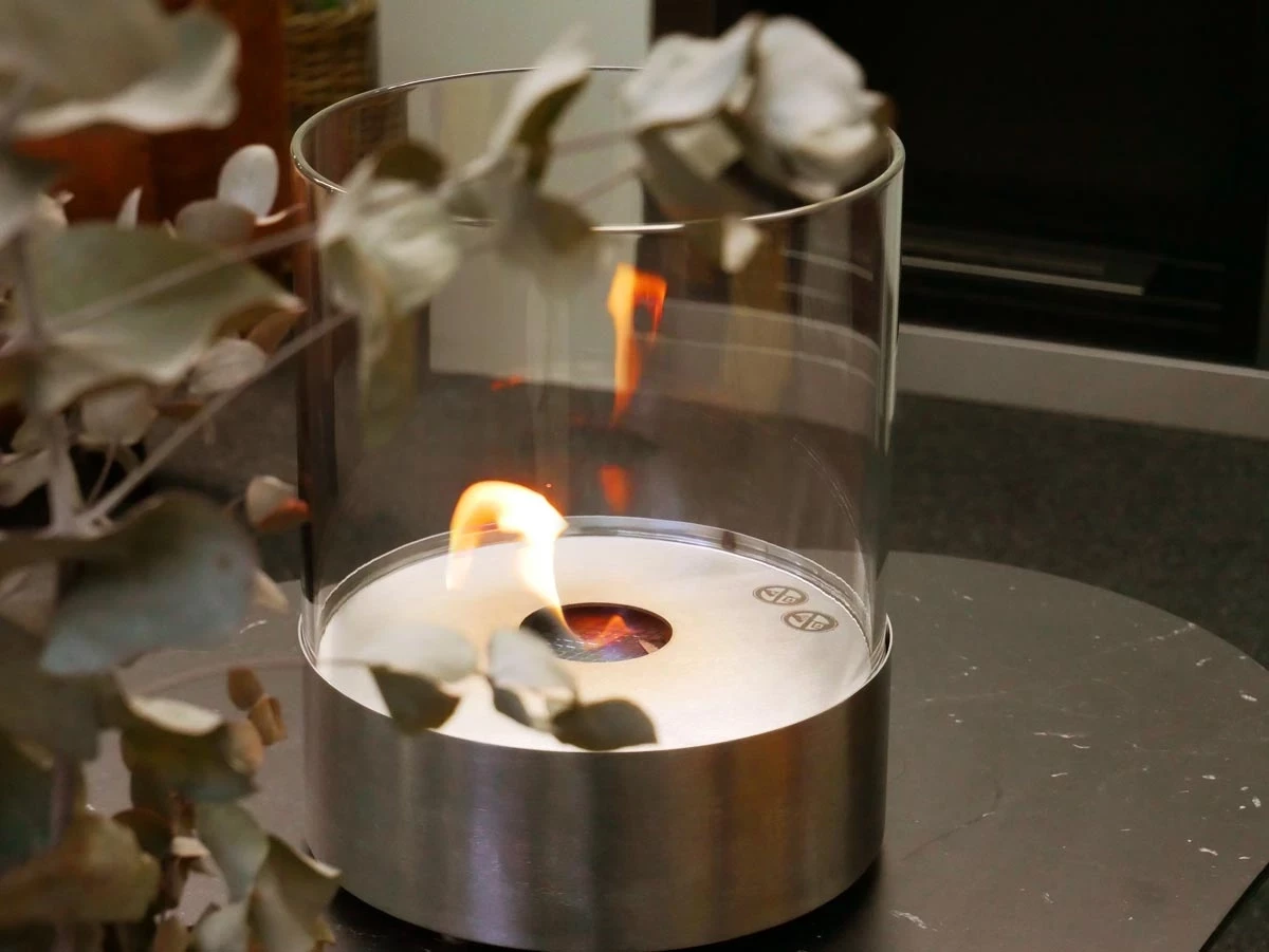 Chimenea de bioetanol cilindrica, con base en acero y vidrio protector