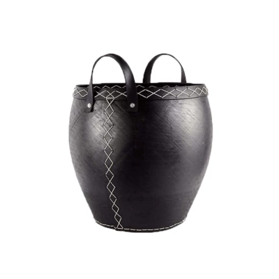Cubo para leña de goma - Accesorio esencial | Compra aquí Cubo para leña de goma con costuras cruzadas en color negro