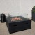 Kawasaki Fire Pit Chimenea de gas portátil para exterior en gris oscuro y negro