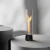 SPIN Air 900 de Höfats, chimenea de sobremesa en color negro con diseño de llama en espiral y cilindro de vidrio resistente al c