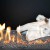 Crea un efecto brillante en tu fuego con la decoración que simula fuego intenso