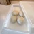 Caja de fermentación para horno de pizza que tiene espacio para hasta 6 bolas de pizza.